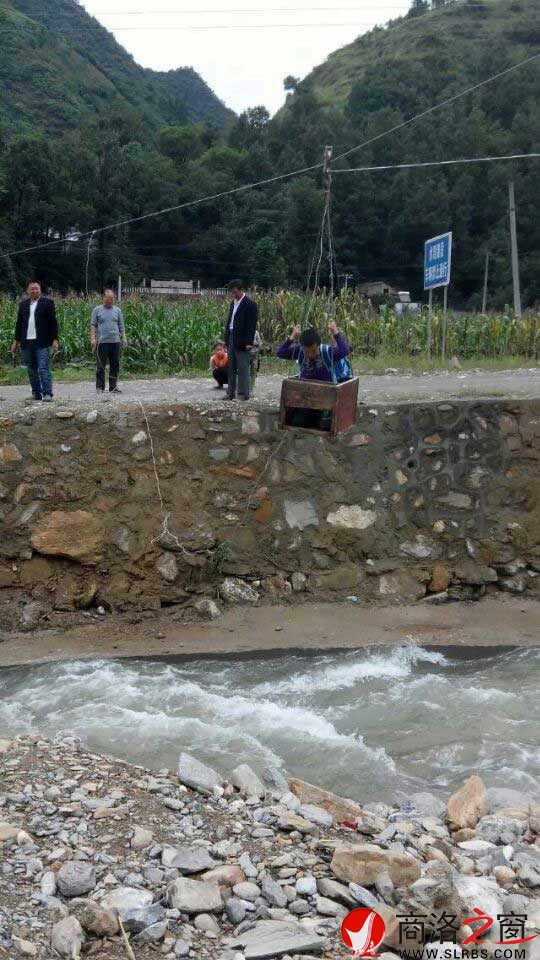 11日，北溝寺村4組的學生通過村民自制的滑索去上學。