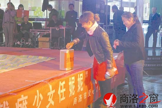 不時有市民走向募捐箱進行捐款