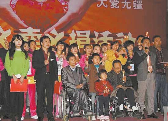 雨幕下的慈善晚會