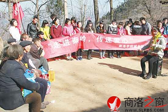 老人們觀看演出