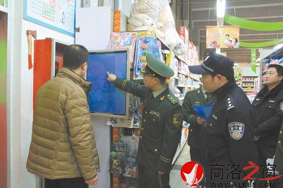 執法人員在郵政超市進行檢查