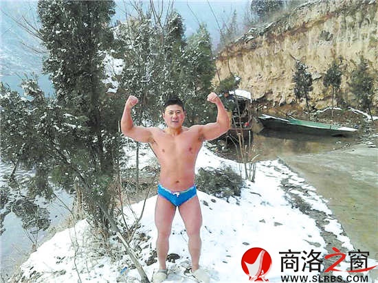 被譽為商洛冬泳隊形象代言人的張暉,上岸后不忘秀一下肌肉。