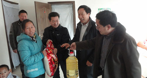 商洛日報社慰問包扶戶