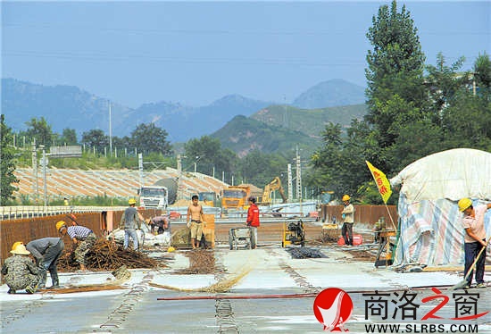 15點37分，烈日當空，我市重點建設項目312國道商丹段&ldquo;二改一&rdquo;工程工地上，為了趕工時搶工期，工人們正在緊張施工。目前該工程已進入路面鋪設階段，是我市建設進度最快的重點項目之一。