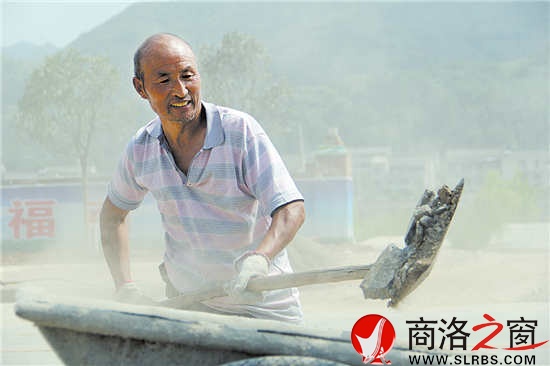 　　15點12分，來自商州區大趙峪辦事處的村民劉捆柱正在比亞迪大道上清運沙石。雖然已經滿頭大汗，但他仍然奮力地揮舞著鐵锨。