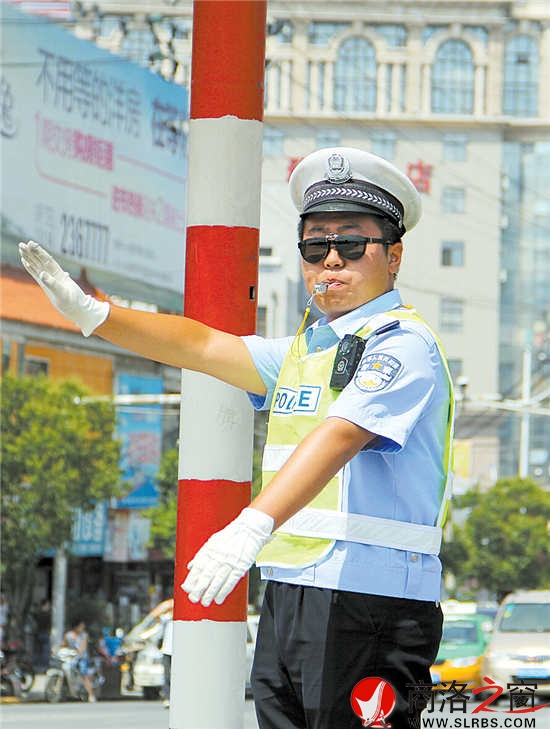 14點21分，19歲的馬國威冒著酷暑在市區指揮交通。從下午一點半接班一直到晚上七點半，他與另外兩名同事每隔一個小時輪換一次。