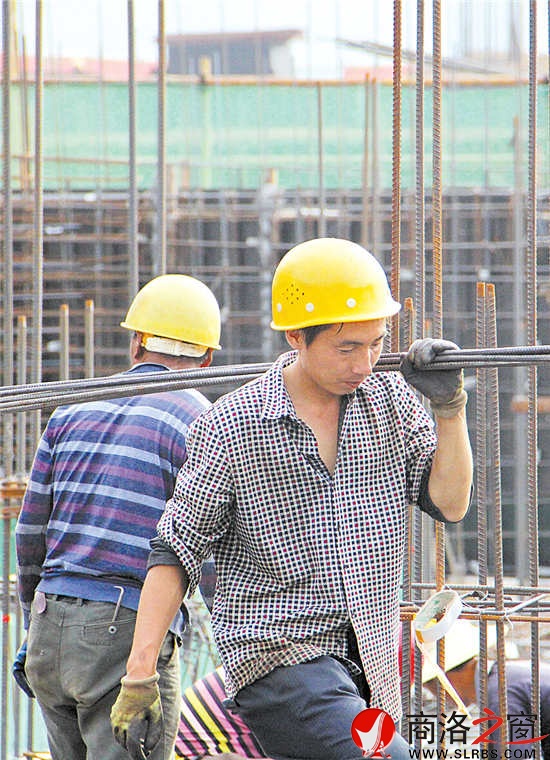 16時23分，市文化藝術中心工地上，上百名工人正在烈日的烘烤下緊張地忙碌著。安全帽下每一張笑臉，都在無言地訴說著辛勤。