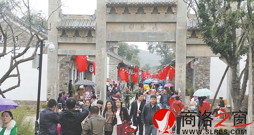 國慶假期，丹鳳縣棣花文化旅游景區通過社火巡演、地方特色戲曲展演等方式活躍旅游市場，景區幾乎每天有萬余名游客前往觀光游