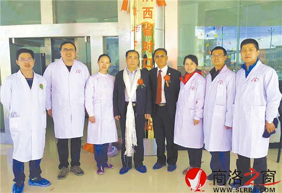 陳國(guó)鵬和阿里醫(yī)院一起工作過(guò)的醫(yī)生合影