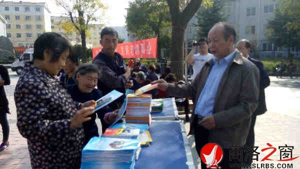 向群眾散發(fā)健康保健科普圖冊