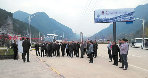 退休老干部參觀考察老君山風景區(qū)旅游建設項目