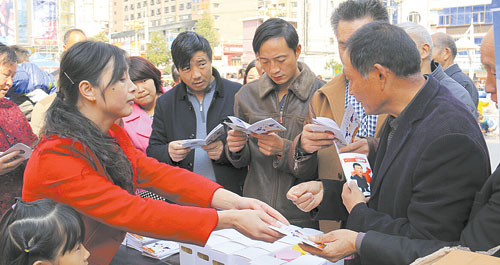 鎮安縣國安辦在街頭宣傳反間諜法