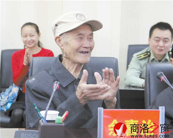 年逾九旬的丹鳳抗戰(zhàn)老兵余喜治，在商洛學院向?qū)W生講述自己的抗戰(zhàn)經(jīng)歷。 （記者 李 亮 攝）