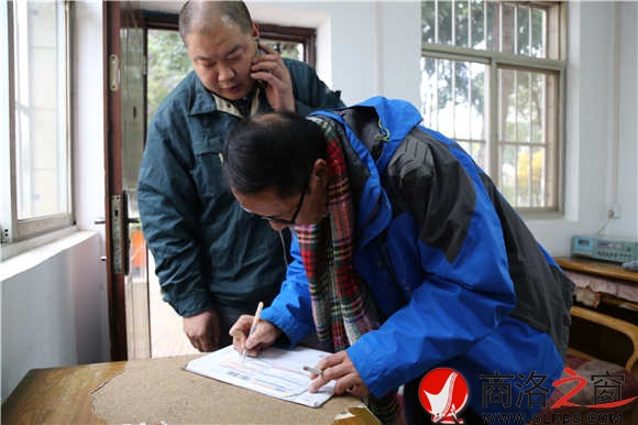 客戶收到包裹，直到確認無誤以后，商洛郵政公司快遞員朱軍鋒才會離開。