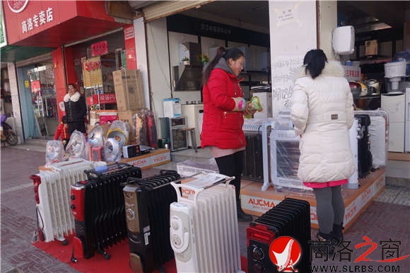 寒冬時節，市區商州商城里賣取暖小家電的商鋪生意興隆，不時有顧客前來詢問購買。