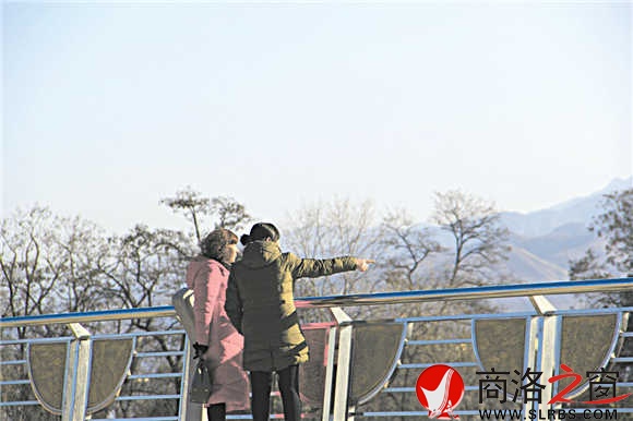 站在環(huán)城北路上，商洛市區(qū)盡收眼底，環(huán)城北路已經(jīng)成為商洛城市的一條觀景路。