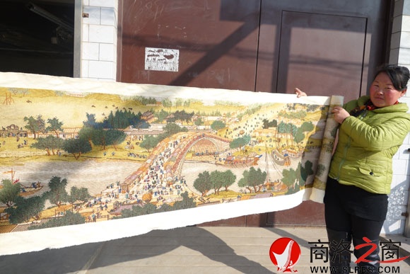 杜建婷向記者展示自己的繡品