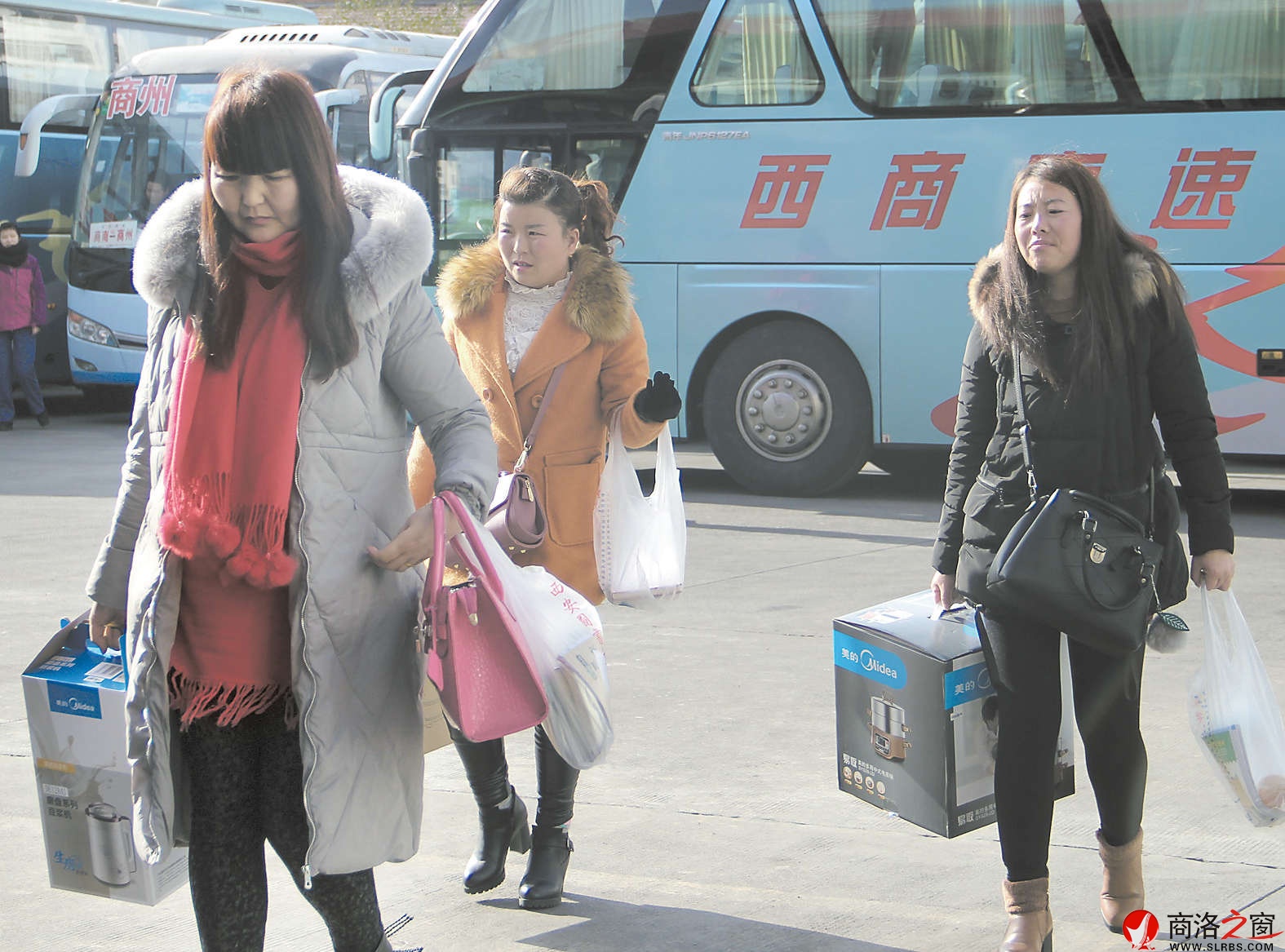 近日，在車站總能見到提著大包小包回家的鄉親。