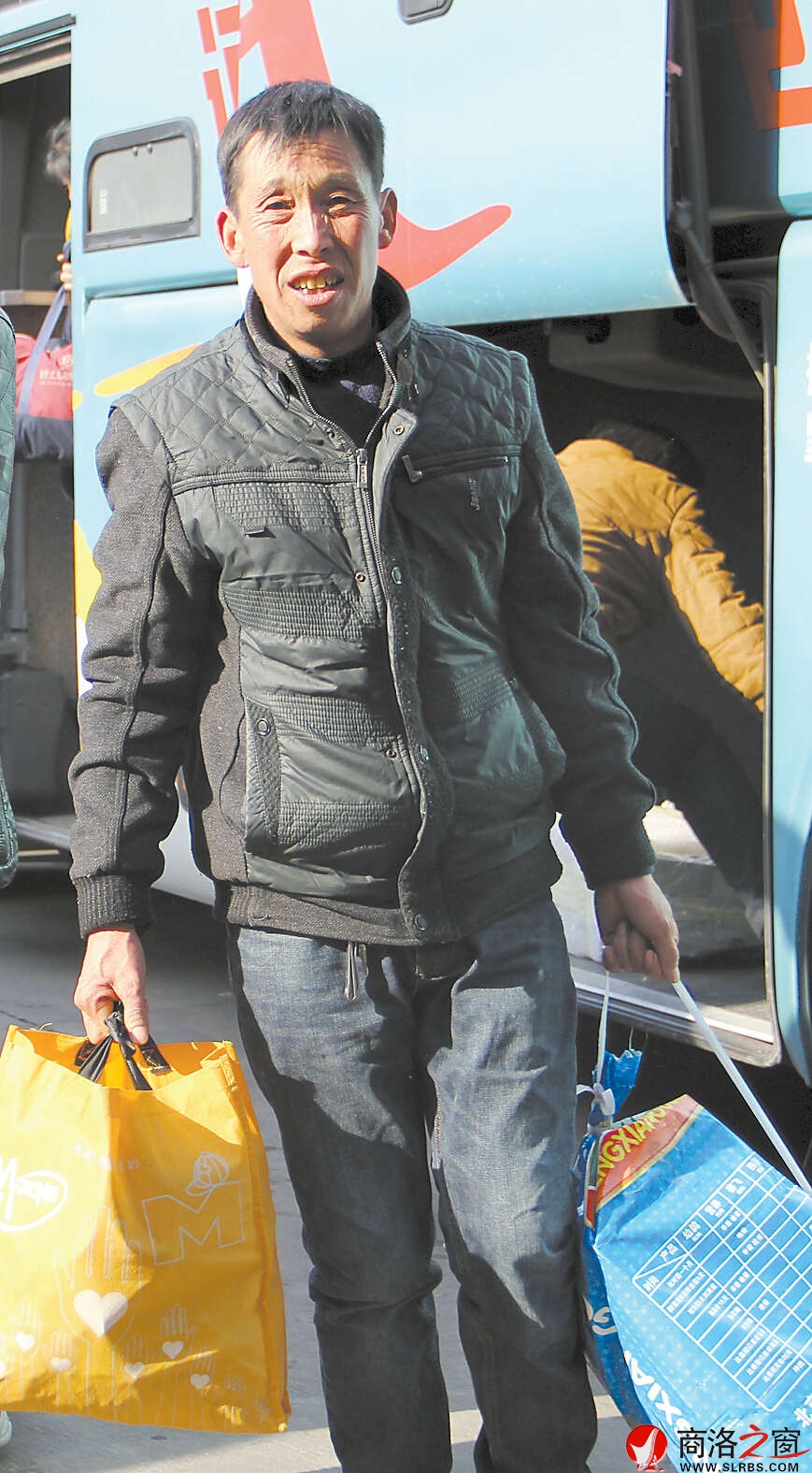 帶著一身疲憊，辛苦了一年的農(nóng)民工回家了。