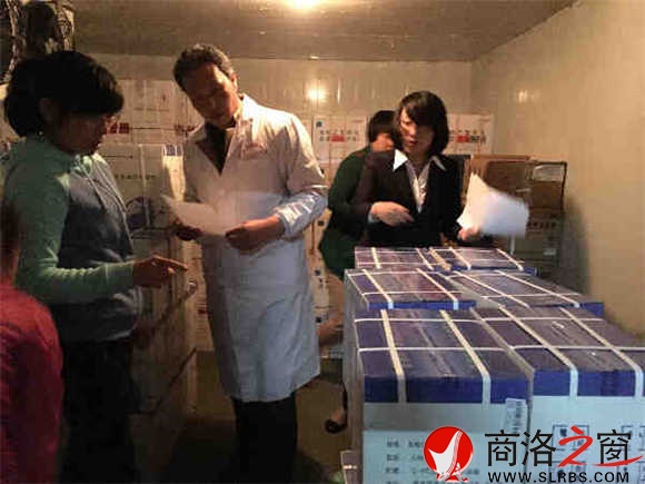 工作人員對將要運送到縣區的疫苗進行核對登記