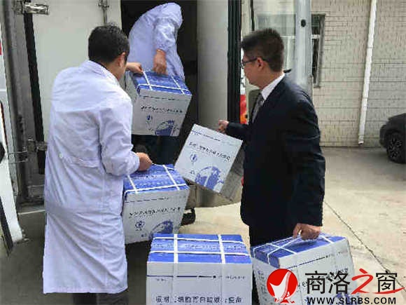 市民參與，一起將疫苗搬運到冷藏車。