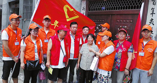 商洛學院志愿者服務隊為東關社區老人開展保健知識宣講