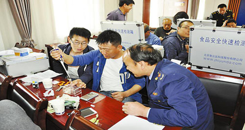 洛南市場監管局向鎮辦發放快檢箱