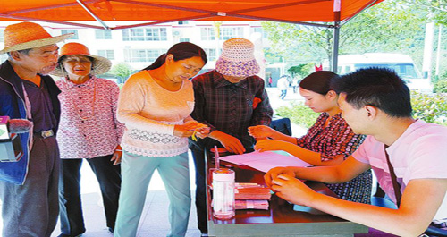 晟銳農業有限公司向村民發放工資