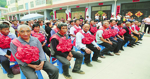 鎮安縣米糧鎮召開脫貧表彰大會