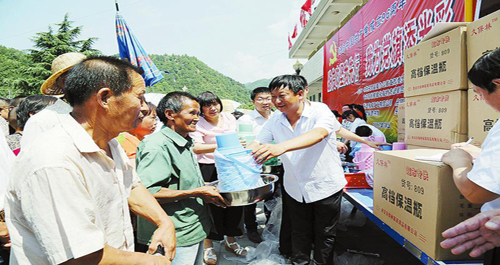 丹鳳為化廟村群眾免費(fèi)發(fā)放生活用品