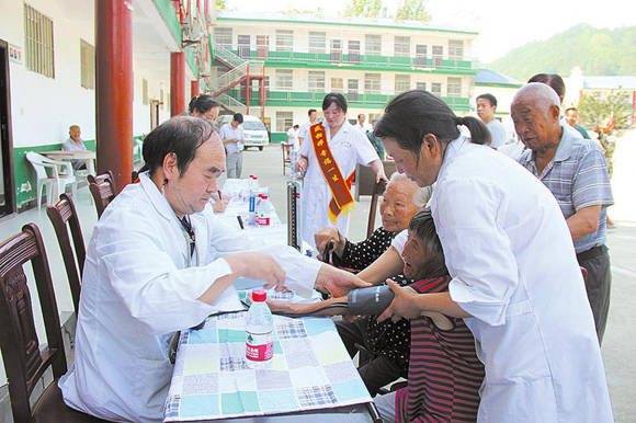 商南縣民政局與盛大藥房到縣中心敬老院義診