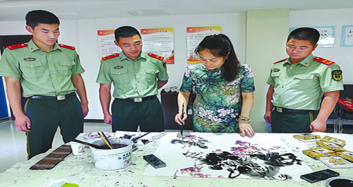 洛南開展慶“八一”書畫進軍營活動