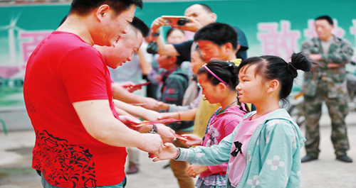 中華救助基金會為留守老人和孩子送愛心