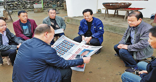 第一書記入戶向群眾宣講黨的十九大精神