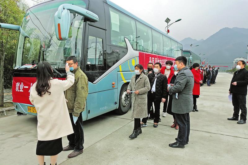 竹林關(guān)鎮(zhèn)大桑園村52名外出復(fù)工務(wù)工人員