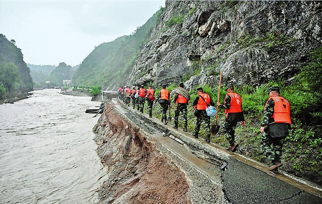翻山越嶺20多公里 武警官兵第一時間抵達災區