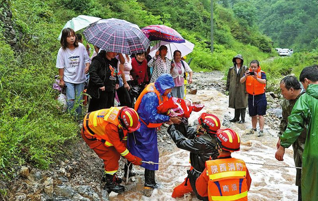消防救援隊伍急赴災區轉移群眾