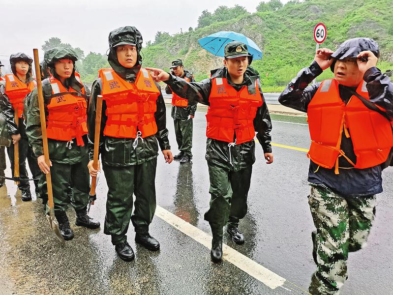 武警官兵馳援災區