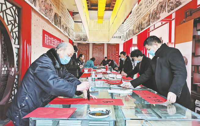 商洛市文聯“義寫春聯進萬家”首場活動在市區丹鶴樓舉行
