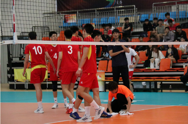 記錄、擦地、撿球......U19賽場上這群商洛年輕人很忙