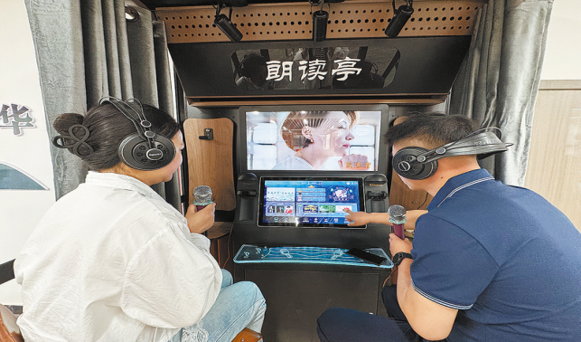 “五一”閱讀為伴 圖書館變“充電樂園”