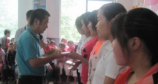  金圣公司慷慨解囊 商州貧困學(xué)生得資助