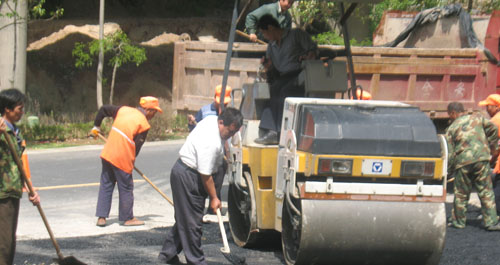 為商洛公路“美容”