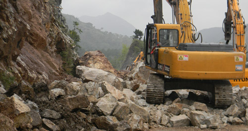 麻街嶺發生塌方 工作人員冒雨搶修道路