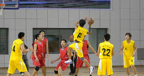 我市第二屆“籃協杯”暨“堯柏杯”男子籃球邀請賽昨天開幕