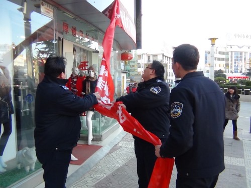 我市對(duì)野廣告條幅進(jìn)行專(zhuān)項(xiàng)清理治理