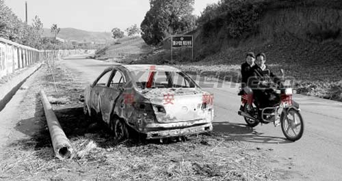 秸稈纏進(jìn)排氣管 丹鳳一小車起火被燒毀