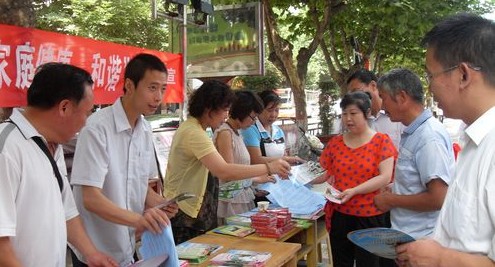 市、區(qū)開(kāi)展世界人口日宣傳咨詢(xún)服務(wù)活動(dòng)