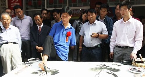 著名殘疾人藝術家在我市會館現場作畫