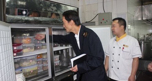 市食品藥品稽查支隊在市區開展檢查整治活動